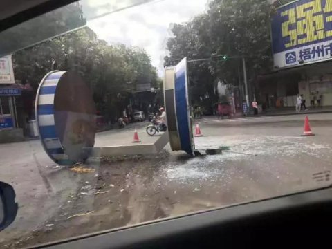 交通崗亭“橫躺”馬路上，究竟怎么回事？
